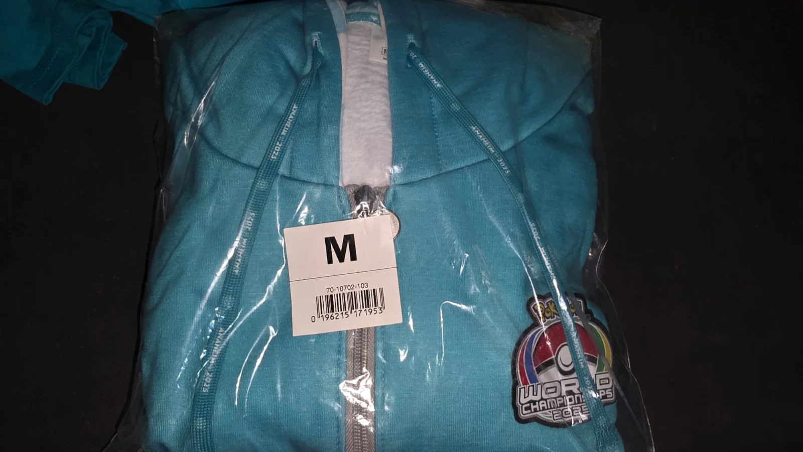 Zip Up Hoodie Pokemon Worlds Exclusive 2025 Anaheim -  Talla M - Image 3